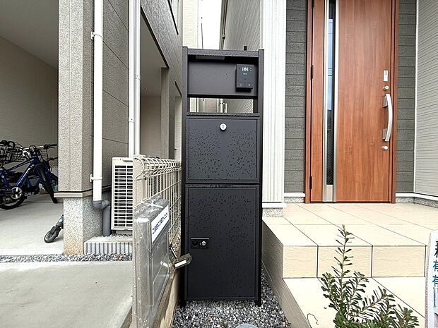 【◆ポスト】郵便物の受け取りはもちろん、宅配ボックスも利用できる便利な玄関周りです。忙しい日や外出中でも荷物の受け取りがしやすく、暮らしの利便性を高めてくれます。