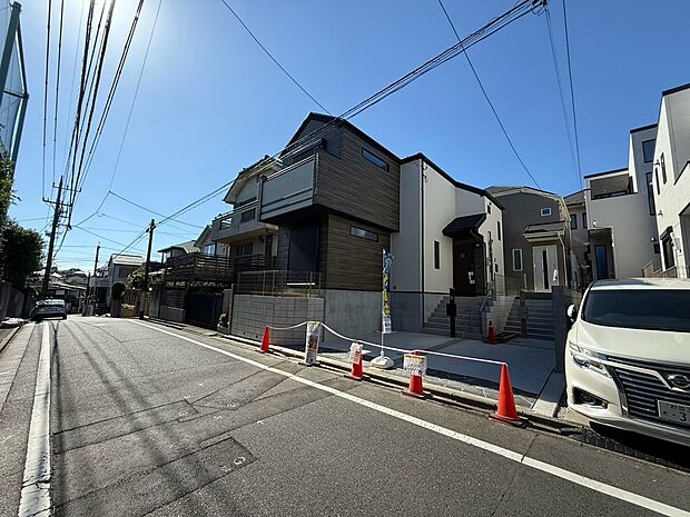 【◆現地】戸建て住宅が建ち並ぶ、ゆったりとした空気感を感じる住宅街です。周囲に高い建物がなく、圧迫感を感じることなく、日々の暮らしを心地よくお楽しみいただけます。