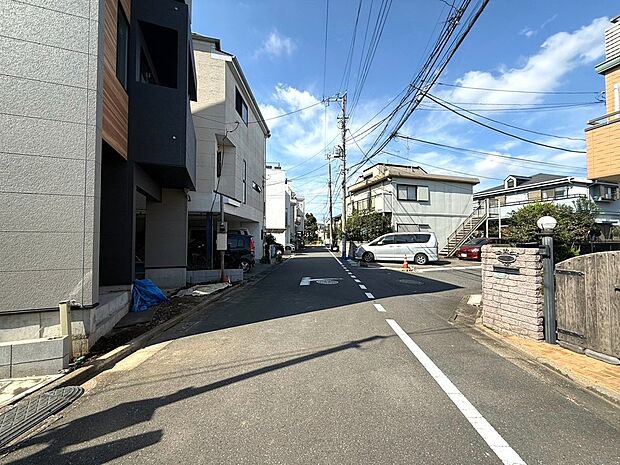 【◆現地】広々とした全面道路に面しており、日当たり・通風共に良好です。開放感を感じられる穏やかな住環境です。見通しが良く、外を歩く際も安心です。