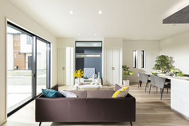 ～モデルハウス写真～
弊社では天井高さ2.6mの開放感と広々としたLDKが特徴♪リビング天井にはLEDダウンライトを標準装備。照明をご用意することなく、住んでからの費用が少なくて済んだ、と好評です♪