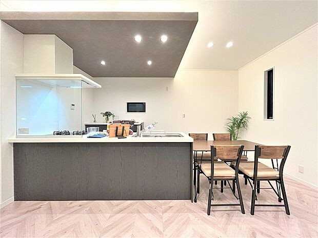 【内観写真　キッチン】キッチン上には、注文住宅でも人気のおしゃれな折り下げ天井を採用。間接照明も設置し、ワンランク上のキッチン空間に♪