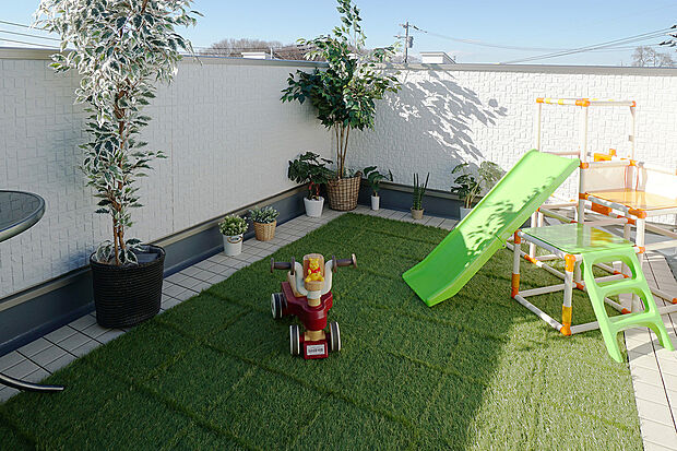 【モデルハウス写真】屋上バルコニーの過ごし方(3)
【ノビノビ遊べる！キッズコーナープラン】
子供は喜んでくれるけど…大きくて邪魔なおもちゃ…が広々スカイバルコニーで大活躍！
外で遊んでいるけど家の中の安心感が魅了的♪