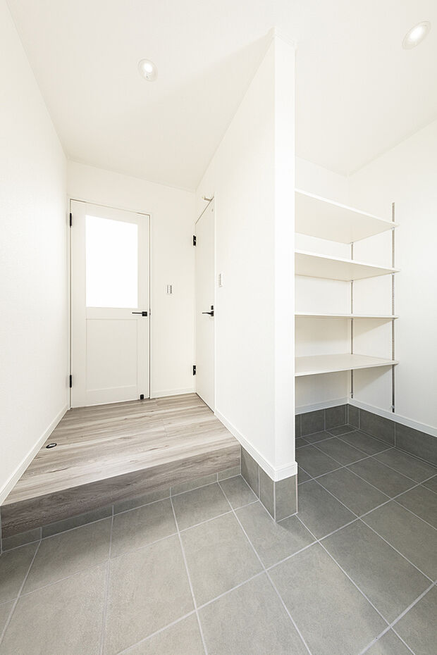 【モデルハウス】玄関シューズクローゼットで靴の多いご家族でも安心です♪