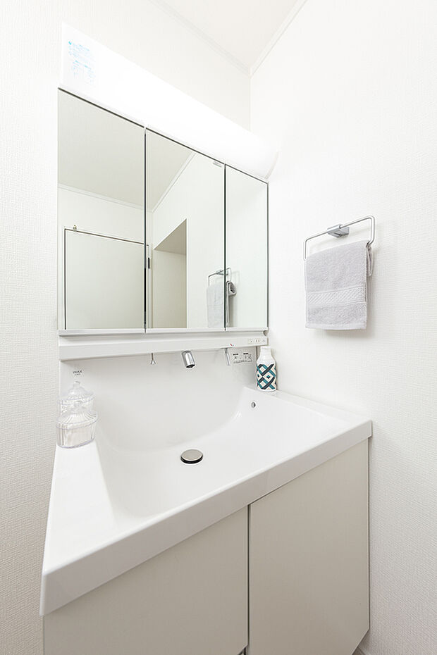 【LIXIL 洗面化粧台】キレイアップカウンターとキレイアップ水栓で、さらに使いやすくなりました。
収納力があって定評の「三面鏡収納」仕様のご提案。
ミラーキャビネットには『くもり止めコート』を施工。