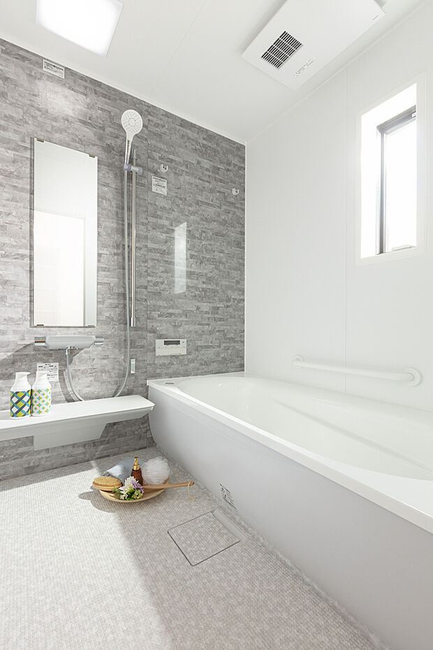 【TOTO　サザナ　ユニットバス】お風呂に入ると、一日の疲れもどこかへ消える。体だけでなく、心まで洗い流してくれる大切な時間。だからサザナは気持ちよさにとことんこだわりました。
浴槽やシャワー、お掃除まで、考え抜いた多彩な機能が、これまでにない「しあわせ」と「ゆとり」を生み出します。