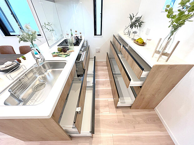 【キッチン収納】キッチンカップボード標準採用！キッチンと同じ配色で雰囲気を壊しません！