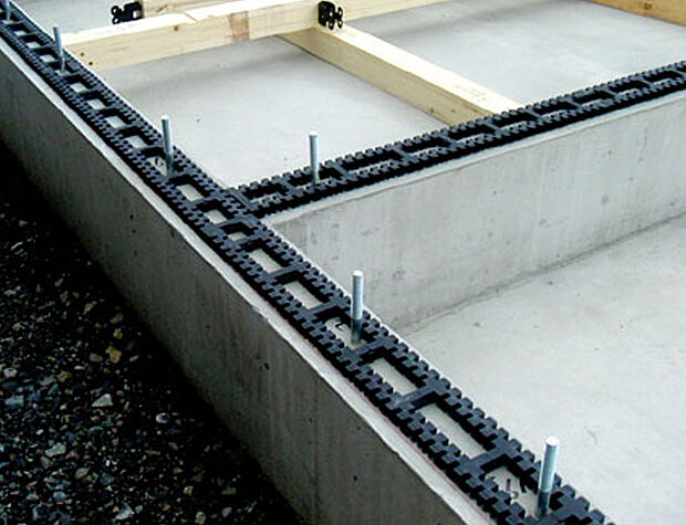 【基礎パッキン】基礎と土台の間に、基礎パッキンと呼ばれるゴム製の部品を挟み込みます。土台から基礎を分離させるので、土台からの湿気が基礎へ浸透するのを防ぐことができ、建物の耐久性を向上させることが可能。基礎を欠き込んで換気口を設ける場合と異なり、建物の周囲にわたって通気口ができるため、全体的に風が通り、床下換気口よりも換気量が多くなります。