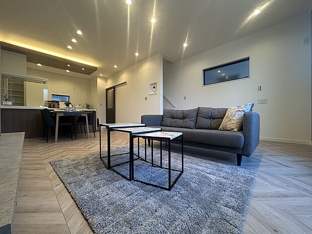 【モデルハウス】家族との繋がりを感じられる19帖のLDK！ダウンライト採用でシーリングライト要らず！スッキリとした空間に！