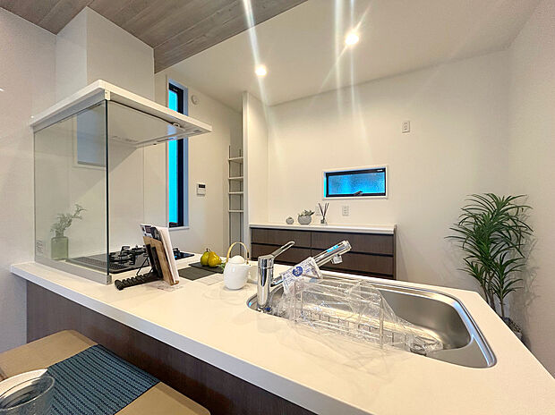 【モデルハウス】キッチンガラスパネル仕様♪作業中でも全体を見渡せる設計♪お子様の様子を見ながら料理することが出来ます！