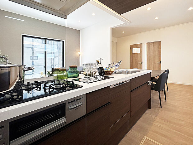 【リクシル　ES】料理も洗い物も広々出来るシンクや調理後のお掃除をラクにしたコンロなど、一人ひとりのこだわりに応えてくれるキッチンです。
清潔感のあるホワイト系の人造大理石カウンター、食器洗い乾燥機、キッチンキャビネットなど、当社オリジナルセットで提案いたします。