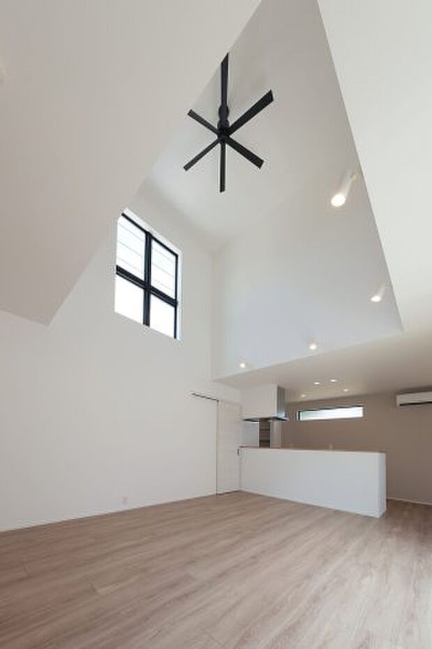 吹抜けリビングにはおしゃれなシーリングファンが備え付けです！