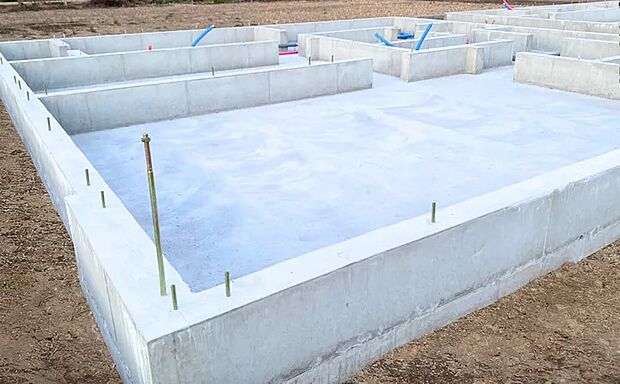【耐震等級3相当の安心を約束【最高等級】】建物を安定して支える「一体構造高耐性ベタ基礎」。 ベタ基礎の耐圧板の厚さは150mm以上、鉄筋は直径13mmの太さを200から250mm間隔に施工。 また震度７の1.5倍にも耐える耐震強度で地震や台風に強い「六面体構造」にすることにより、基礎全体を一体化させた高性能の基礎構造です。