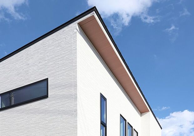 【高耐久性を持つ外壁】「プラチナコート」は、美しさが30年以上続く高耐久の外壁材。 また、外壁に付着した汚れを雨水で繰り返し落とせるセルフクリーニング機能の「マイクロガード」