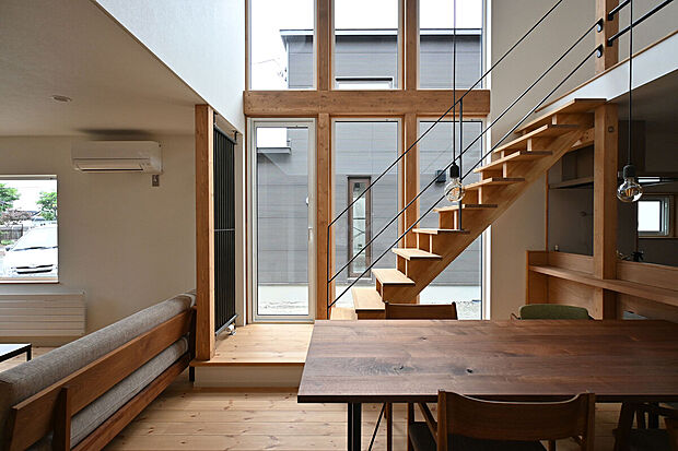 【ダイニング】6連窓から日差しが降り注ぎ、開放感をもたらします。