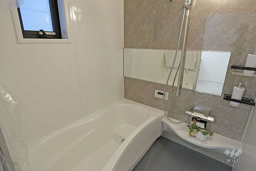 水きりしやすい棚、広く洗い場が使える浴槽、浴室乾燥暖房機能付