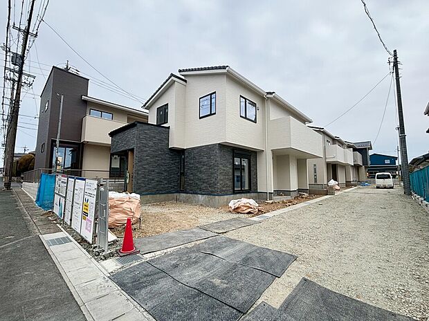 【前面道路含む現地】
全6邸、駐車3台可能。前面道路は北西側約11.9m公道、北東側約6.0m公道。入出庫の際も、スムーズです。明るい陽光が降り注ぐ、心地良い住まいです。