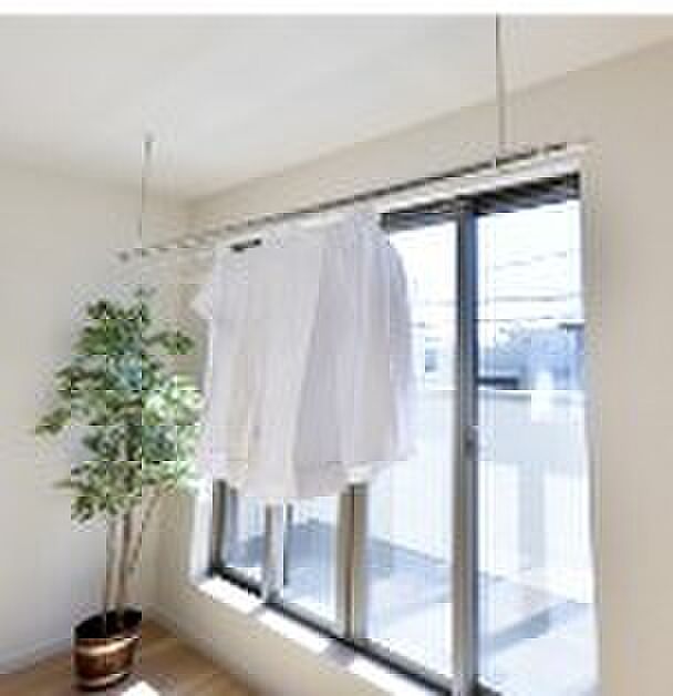 【【ホスクリーン】】ポールがワンタッチで着脱可能なスポット型物干し。非使用時はフックに収納でお部屋スッキリ。急な雨の時にもパッと室内に取り込めて便利です。