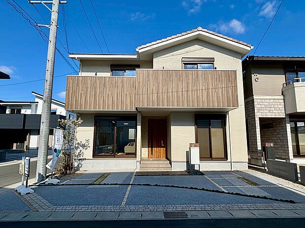 【【B-7棟　外観】】シックで落ち着いた色合いが魅力的な住まいです。駐車場を4台確保し、セカンドカーの所有や、お車で来客の際もスムーズにご案内できます。