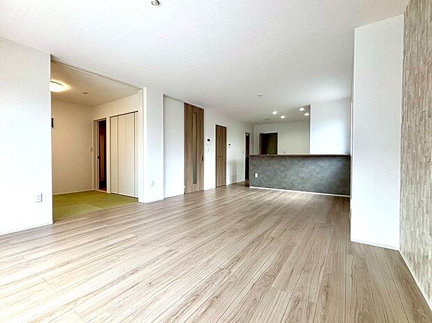 【【B-6棟　LDK】】LDには床暖房を備え、寒い日も暖かく過ごせます。和室が隣接していますので、セカンドリビングやお子様の遊びスペースとして活用できます。リビング収納やパントリーなど収納も充実しています。