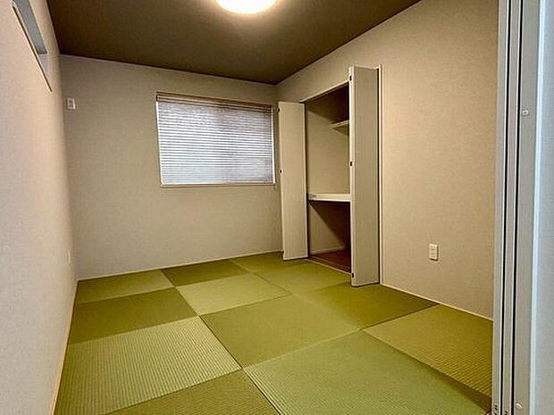 【【B棟 和室】】LDKと隣接した和室。お子様の遊び部屋・お昼寝スペースとして使うのもオススメです!客間としてもご活用いただけます。