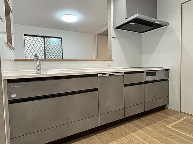 【【B棟 キッチン】】収納は重い物を入れた時でもスムーズな引き心地を実現。閉じる際に引き出しを強く押しても途中でスピードが落ちて静かに閉まる機能付きで安心・便利です。