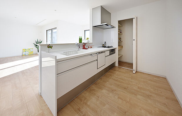 【【キッチン同仕様】】お料理や他の家事をしながら大切なご家族との会話を楽しめます。ご家族とのコミュニケーションが生まれる対面式のシステムキッチンです。