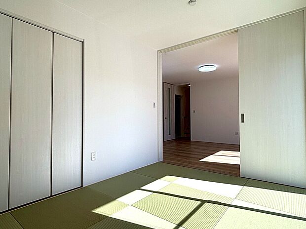 【【B棟　和室】】LDKと隣接した和室。お子様の遊び部屋・お昼寝スペースとして使うのもオススメです！客間としてもご活用いただけます。/B棟