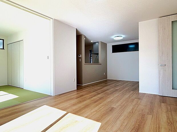 【【B棟　LDK】】室内にいても、たっぷりの陽光と爽やかな風を感じていただける、開放感あふれるリビングです。エアコンを設置しており、いつでも快適な空間でお過ごしいただけます。