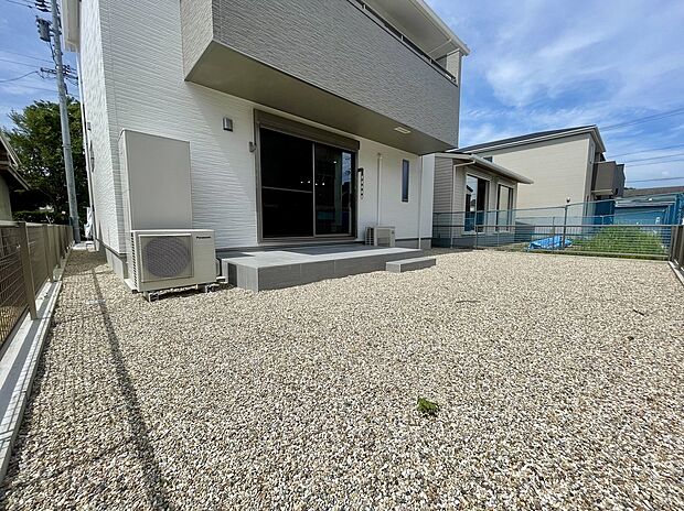 【【A棟 庭】】日当たりの良いお庭です。お子様を遊ばせたり、椅子を出して日光浴したりなど幅広い用途でお使いいただけるスペースです。