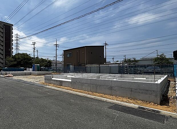 【【現地土地写真】】前面道路はきれいに舗装されており、自転車やベビーカーでもスムーズに走行できそうです。周辺の道路状況などもあわせて、是非一度現地をご見学にいらしてください。