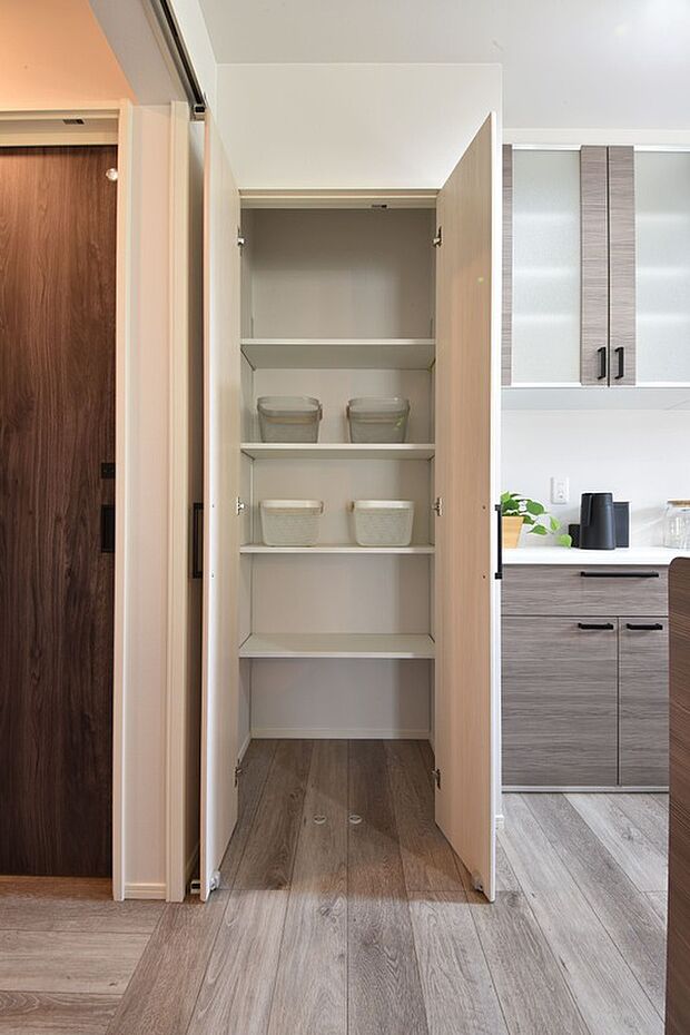 【キッチンパントリー】4段可動棚なので収納するものに応じて棚の位置が変えられます。棚数の増設も対応致します。