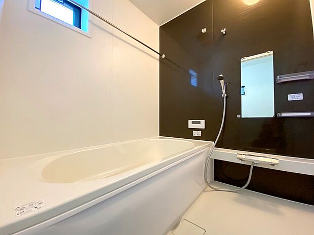 【浴室】一日の疲れを癒すための心地よい浴室はゆとりあるサイズを採用。浴室乾燥機付き！汚れにくくお手入れしやすい浴室です。