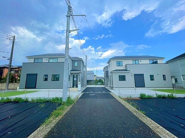 【前面道路含む現地写真】前面道路は4.5ｍ。ゆとりもあり車庫入れもスムーズにできますね。