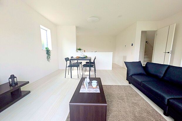 【リビング】家族団らんの時間も増えそうなくつろぎのLDK。ご家族との会話を中心に考えた一体感のある間取りになっております。陽光をしっかり取り入れた、明るく広々としたリビング空間。家族団欒の場に最適。