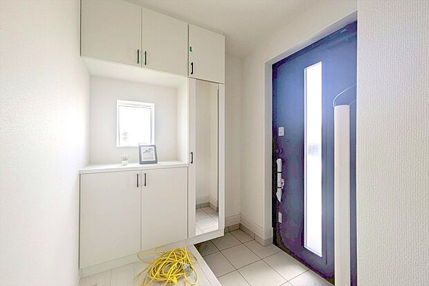 【玄関】お家に出会う人々を出迎える玄関だからこそ、広々清潔感あふれる空間にしたいもの。採光・通風にも配慮された開口部を設ける事で、毎日明るい空間をキープします。