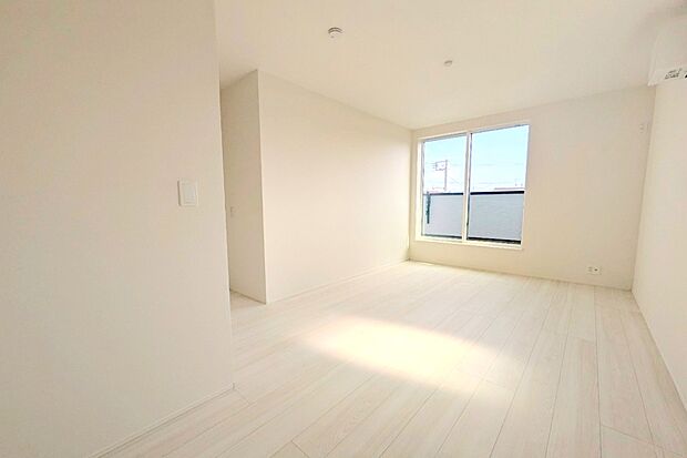 【居室】明るめのフローリングですので、壁紙ともマッチし、お部屋を更に広く見せてくれる効果も。