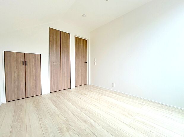 【居室】2面採光を確保した明るい室内は、風通しも良く、大変居心地の良い空間となっております。爽やかな風を感じて起きる朝は、快適生活の始まりに！※家具等はCG加工しています。