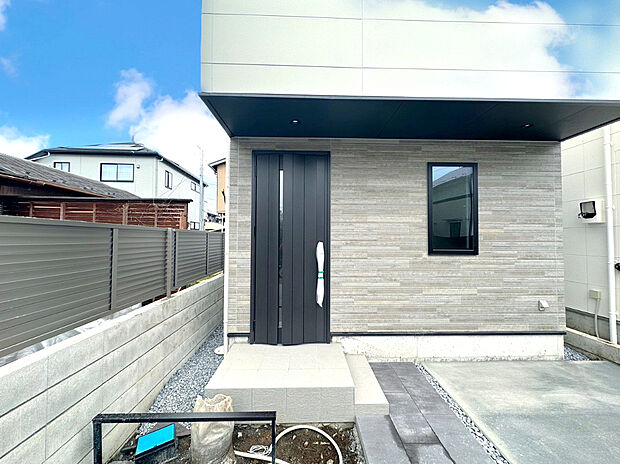 【玄関】お家に出会う人々を出迎える玄関先だからこそ、広々清潔感あふれる空間にしたいもの。毎日明るい空間をキープします。