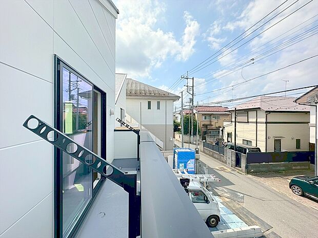 【バルコニー】ベランダに出た時には、頬をなでる優しい風を感じることが出来ます。つい深呼吸をしたくなる気持ちの良い眺望はこのお部屋の自慢です。