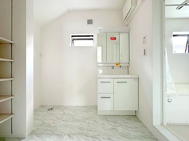 【洗面台】洗面台には三面鏡を採用。身だしなみを整えやすい事はもちろんですが、鏡の後ろに収納スペースを設ける事により、散らかりやすい洗面スペースをすっきり！