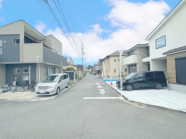 【前面道路含む現地外観写真】安心してお住まいいただける設備、仕様。日々の暮らしをより快適にお過ごしいただけます！