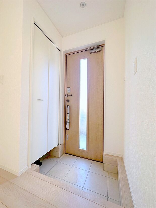 【玄関】毎日利用する玄関は明るく快適に！採光を考え抜いて造られた玄関は「行き」も「帰り」も優しく家族を送り出し出迎えてくれます。