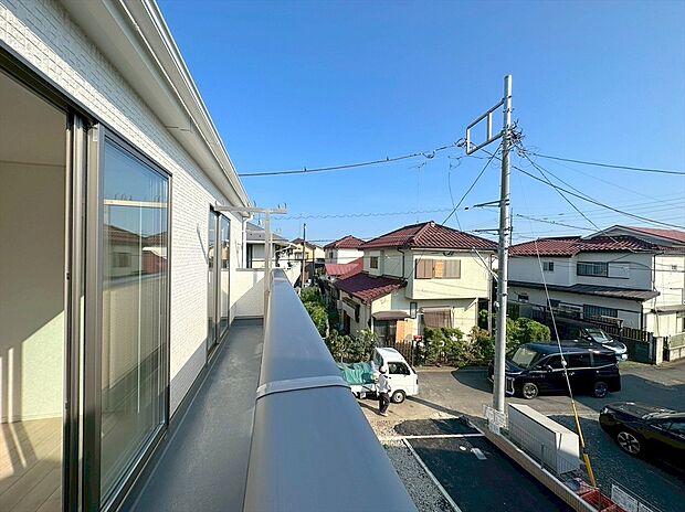 【バルコニー】開放的なバルコニースペース！前面道路は車通りが少なく、お布団を干すのも楽々！
