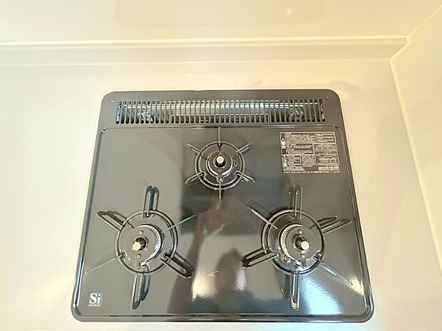【【3口コンロ】】 凹凸が少ないフラットトップコンロ。お掃除もラクラクです。