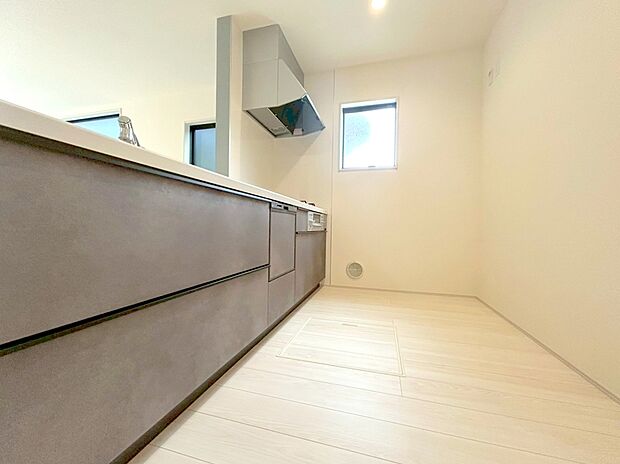 【キッチン】対面キッチなのでリビングにいる家族の様子がうかがえるので小さなお子様がいても安心ですね。
