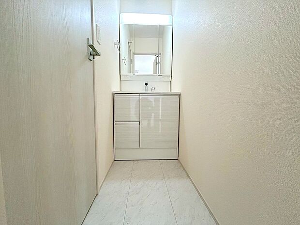 【洗面所】清潔なパウダールームは身だしなみチェックや肌のお手入れに最適です。収納もあり、スッキリと見映えの良い空間に拵えました。時間に余裕とゆとりを持たせます。
