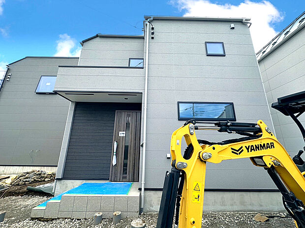 【現地外観写真】住みやすさと利便性を兼ね備えた立地。高い住宅性能を備えた安心で暮らしやすい住まいです。
