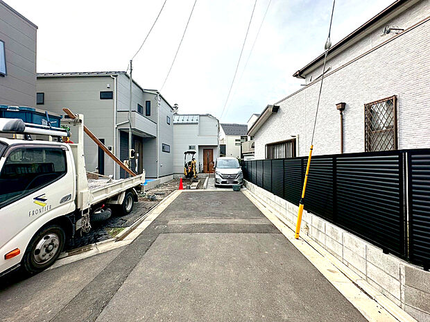【前面道路含む現地写真】安心してお住まいいただける設備、仕様。日々の暮らしをより快適にお過ごしいただけます！