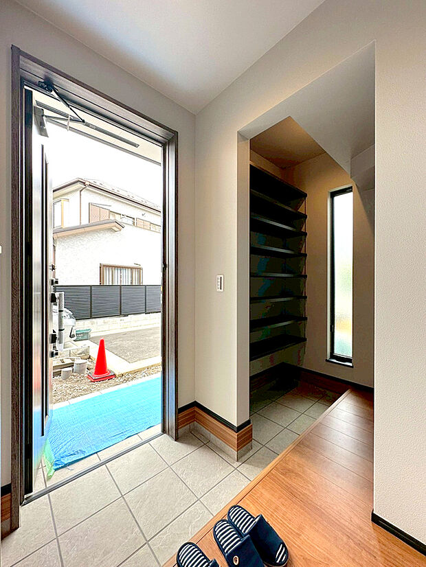 【玄関】玄関は清潔感のある空間にしたいもの。ご家族が多いご家庭にはとても便利なたっぷり収納できるシューズボックス付きです。