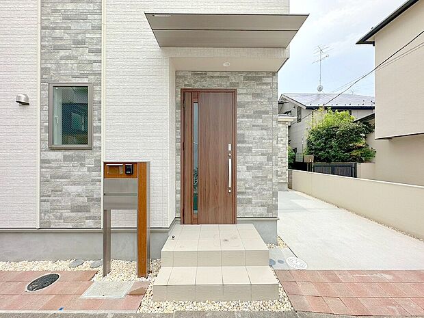 【玄関】玄関はおうちの顔です。いつも明るくキレイな状態でご家族の帰りをお待ちします。お子様のお留守番にも安心なTVモニター付インターホン完備です。
